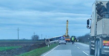 AUTOBUS PUN PUTNIKA SLETIO S PUTA: Pet osoba povrijeđeno