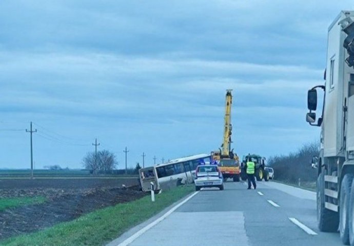 AUTOBUS PUN PUTNIKA SLETIO S PUTA: Pet osoba povrijeđeno