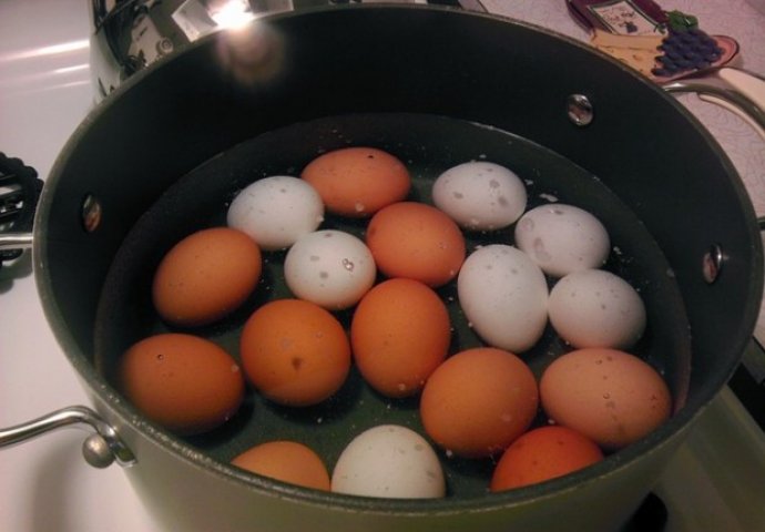RAZLOG JE FANTASTIČAN!: Dodajte sodu bikarbonu kada kuhate jaja!