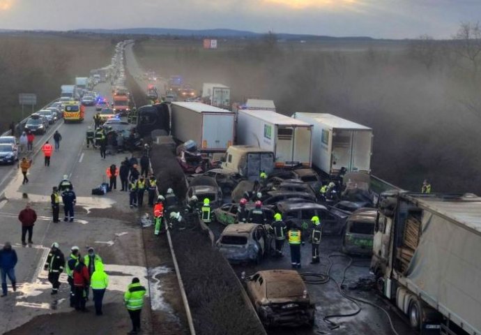 Velika nesreća u Mađarskoj: Slupana i izgorjela vozila na cesti! (VIDEO)
