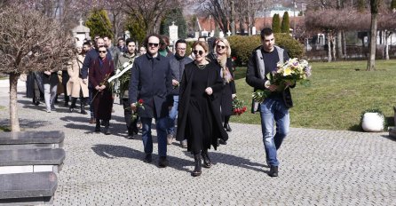 ĐINĐIĆI DOŠLI NA GROBLJE, SIN NOSIO CVIJEĆE, RUŽICA SVA U CRNOM: 20 godina od ubistva, Luka je sad čovjek od 30 i ovako izgleda FOTO