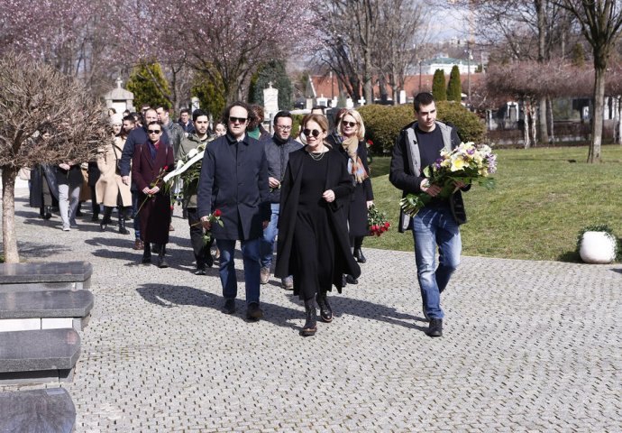 ĐINĐIĆI DOŠLI NA GROBLJE, SIN NOSIO CVIJEĆE, RUŽICA SVA U CRNOM: 20 godina od ubistva, Luka je sad čovjek od 30 i ovako izgleda FOTO