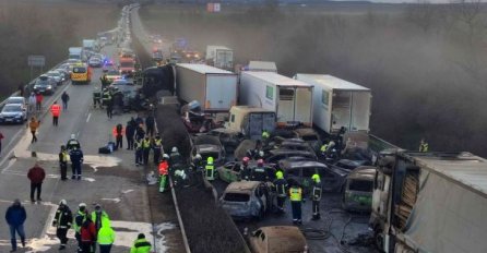 Snimak lančanog sudara u Mađarskoj: Auto koje pretiče kolonu, pijesak i haos