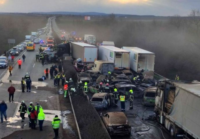 Snimak lančanog sudara u Mađarskoj: Auto koje pretiče kolonu, pijesak i haos