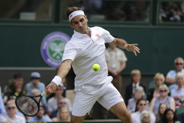 589125-ap-ben-curtis-roger-federer-ap-ff