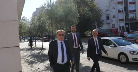 Ministri Trojke se odmah odrekli povećanja plate, ali nema trajnog rješenja