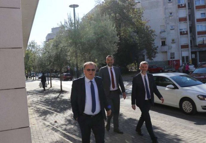 Ministri Trojke se odmah odrekli povećanja plate, ali nema trajnog rješenja