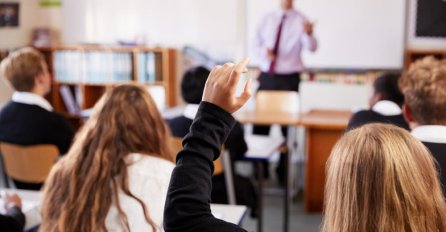 NASTAVNIK OPOMENUO UČENICU SEDMOG RAZREDA DA NOSI PREVIŠE KRATKU MAJICU: Ono što mu je javio direktor škole razbjesnilo sve!