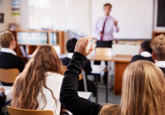 NASTAVNIK OPOMENUO UČENICU SEDMOG RAZREDA DA NOSI PREVIŠE KRATKU MAJICU: Ono što mu je javio direktor škole razbjesnilo sve!