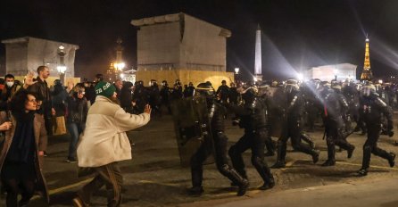 VELIKI NEREDI U PARIZU ZBOG MACRONOVE ODLUKE: Stotine uhapšenih