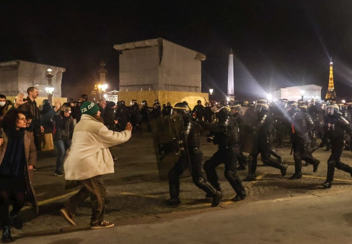 VELIKI NEREDI U PARIZU ZBOG MACRONOVE ODLUKE: Stotine uhapšenih