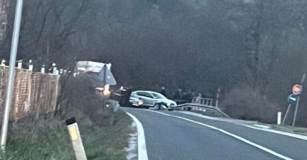 TEŠKA NESREĆA KOD KONJICA: Učestvovala dva automobila, jedna osoba povrijeđena