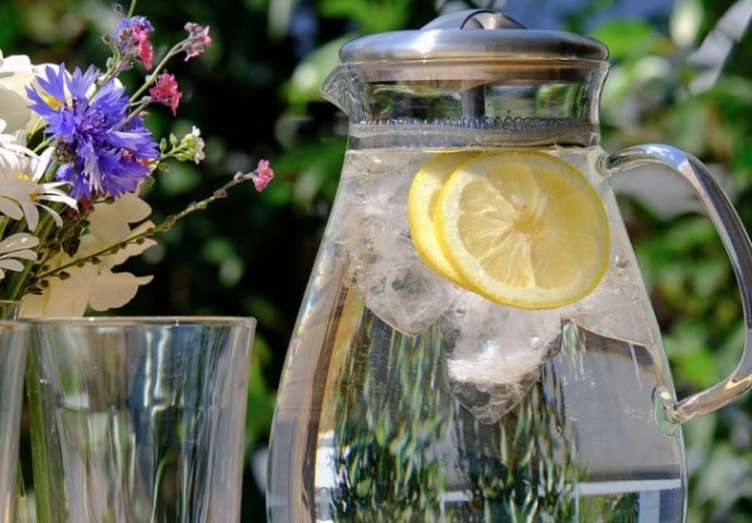 RAZBIJAMO MITOVE: Treba li vam osam čaša vode dnevno, da li je štetno pucketanje zglobovima…