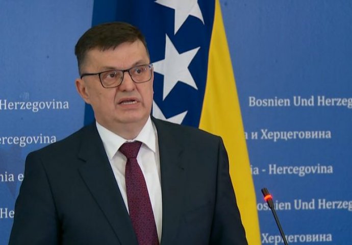 Tegeltija u Parlamentu BiH pravdao povećanje plata političarima: To je samo 90 osoba i 500.000 KM