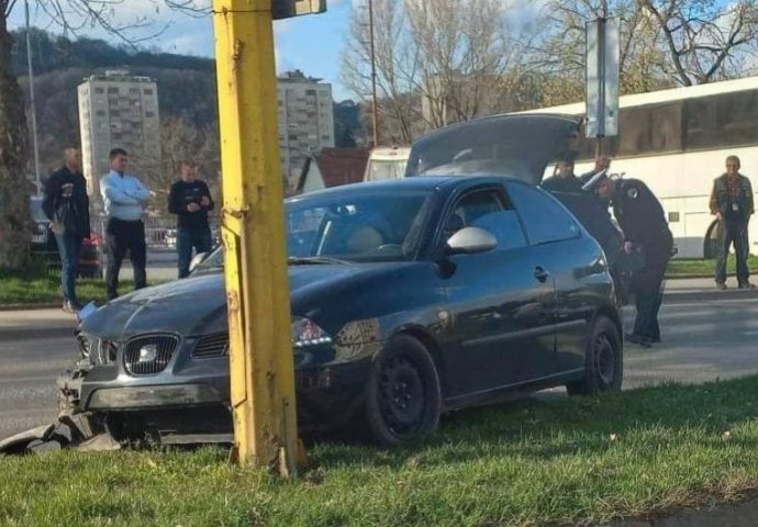 Saobraćajna nesreća u Tuzli: Učestvovala dva vozila, jedna osoba povrijeđena