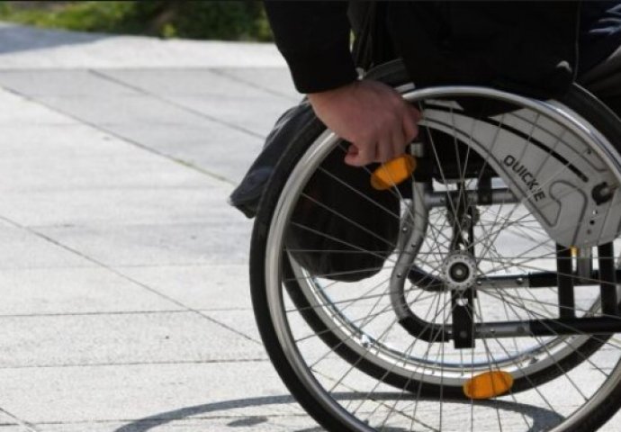 Stravičan slučaj u Kozarskoj Dubici: Invalida oborio iz kolica i pretukao šakama i nogama