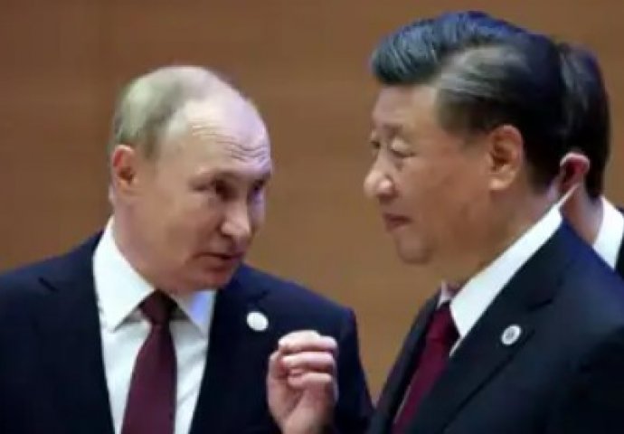 ČUDNA FOTOGRAFIJA KRUŽI INTERNETOM: Da li je Putin zaista klečao pred Xijem?