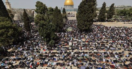 HILJADE PALESTINACA MUSLIMANA KLANJALO DŽUMA-NAMAZ U AL-AKSI (FOTO)