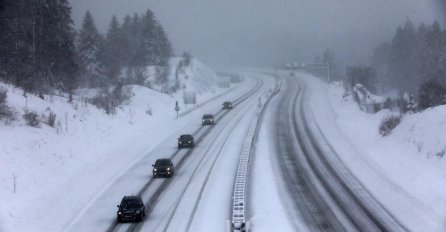 PAO SNIJEG U HRVATSKOJ! Snažno nevrijeme pogodilo Istru, kolovozi puni vode, saobraćaj zabranjen za kamione na OVIM PUTNIM PRAVCIMA