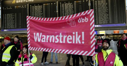 FRANCUZI SE MLATE, PALE I BACAJU SUZAVCE, A NIJEMCI U "TIHOM" ŠTRAJKU! Frankfurt pust, zarobljeni putnici već dva dana na aerodromu