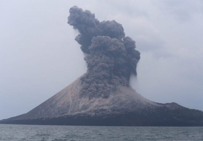 Erupcija vulkana u Indoneziji: Izbačen oblak pepela visok dva i pol kilometra