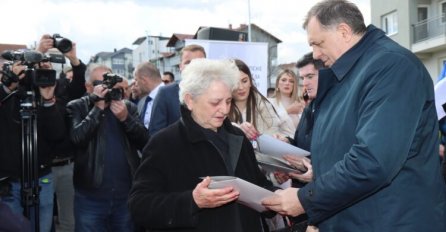 Dodik uručio ključeve raseljenim osobama u RS, iz EU ga podsjetili otkud novac