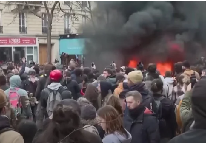 Nastavljaju se gnjevne demonstracije protiv Macronove reforme, sukobi protestanata i policije na ulicama Pariza