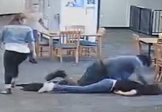 ŠUT NOGOM U GLAVU, NA MJESTU JE ONESVIJESTIO: Učenik od 120 kila brutalno pretukao nastavnicu, snimak je uznemirujuć