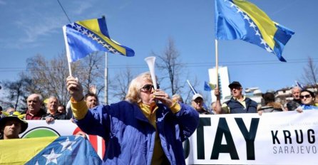 Građani se razilaze ispred OHR-a, Schmidtu poručeno da podnese ostavku