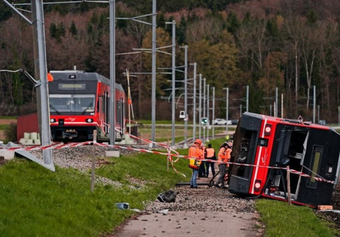 Dva voza izletjela sa šina u Švicarskoj, više povrijeđenih