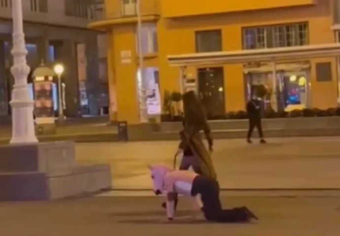 Žena centrom Zagreba na povodcu šetala muškarca s "konjskom glavom"