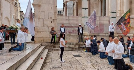 Dok su muškarci klečali i molili na Peristilu, ova je žena stala između njih i izvela svoj performans