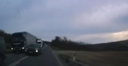 SNIMAK IZ SRBIJE LEDI KRV U ŽILAMA: Preticao kolonu kamiona, sudar je bio neizbježan, a onda... (VIDEO)