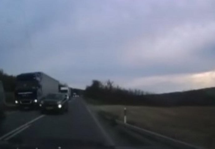 SNIMAK IZ SRBIJE LEDI KRV U ŽILAMA: Preticao kolonu kamiona, sudar je bio neizbježan, a onda... (VIDEO)