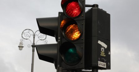 STATI ILI PROĆI, VJEČNA DILEMA: Šta napraviti kada se na semaforu upali žuto svjetlo?