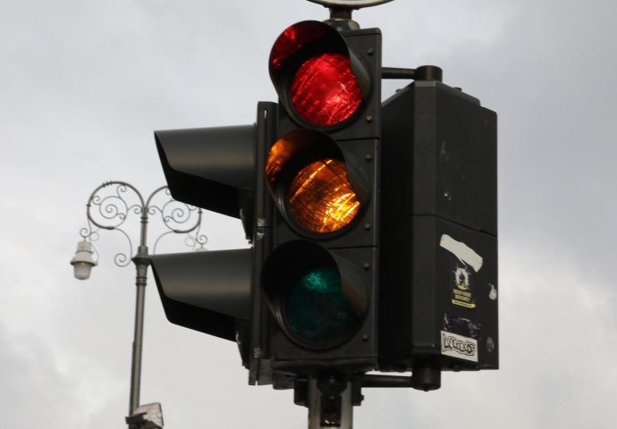 STATI ILI PROĆI, VJEČNA DILEMA: Šta napraviti kada se na semaforu upali žuto svjetlo?