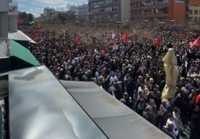 Veliki broj ljudi na ulicama Prištine: Građani Kosova pružaju podršku Hashimu Thaciju