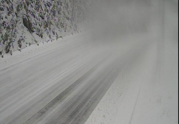 Obustavljen saobraćaj na magistralnom putu Stupari-Kladanj zbog snijega