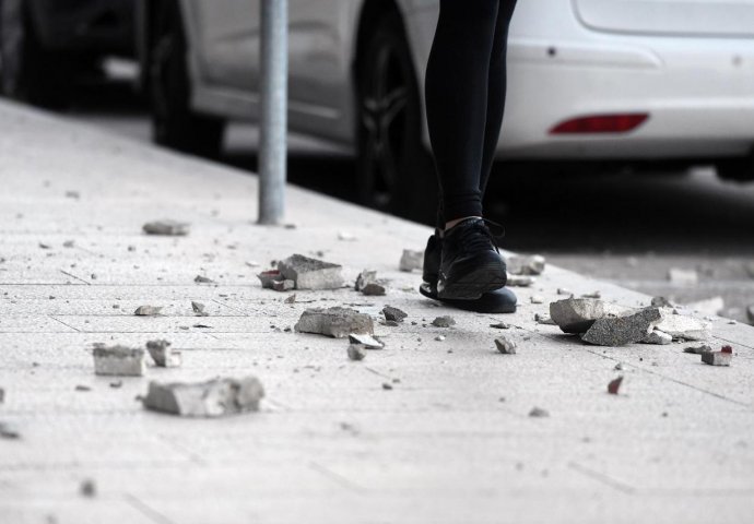 ZASTRAŠUJUĆI PRIZORI! Jadranom bijesni orkanska bura: Padaju stabla i komadi fasade, vatrogasci stalno na terenu