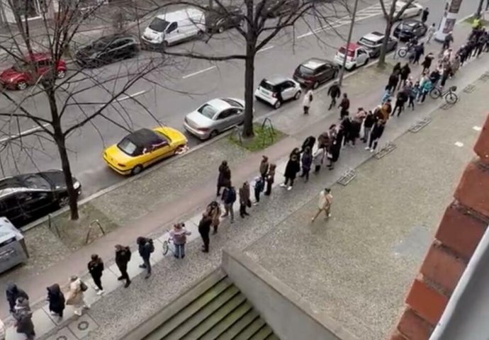 STIGLA KRIZA I U NJEMAČKU! LJUDI ČEKALI U REDU DUGAČKOM 150 METARA: Nećete vjerovati šta je u pitanju i zašto su čekali, ŠOK! (VIDEO)