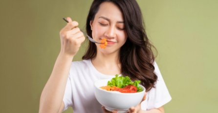 RAVAN STOMAK, A NE MORATE DA GLADUJETE: Kako izgleda dijeta zanosnih Šveđanki?