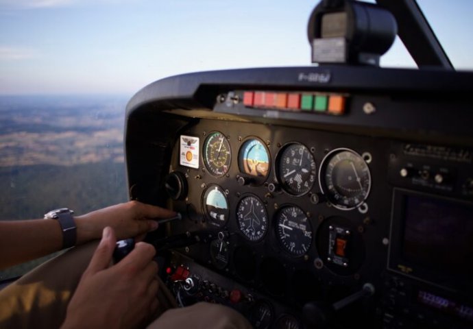 Kobra se uvukla u pilotsku kabinu, avion prisilno sletio