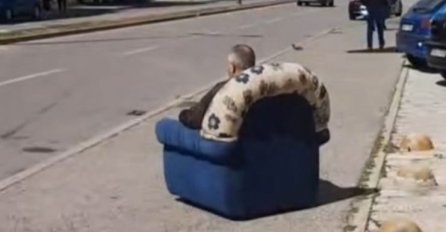 NESVAKIDAŠNJA SCENA U MOSTARU: Muškarac nasred trotoara se sunčao u fotelji 