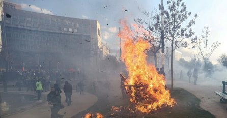 LUDILO U PARIZU: Na ulice izašlo 400.000 ljudi, bijesni građani polivali policiju kiselinom (FOTO)