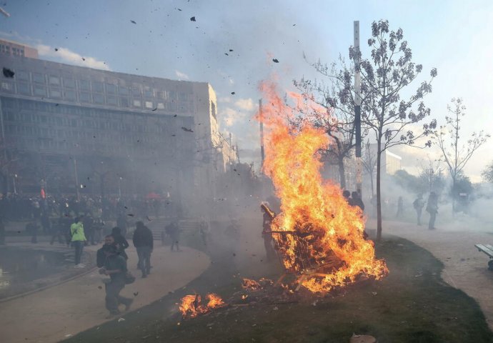 LUDILO U PARIZU: Na ulice izašlo 400.000 ljudi, bijesni građani polivali policiju kiselinom (FOTO)