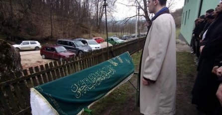IMRAH KLANJAO DŽENAZU SVOME OCU, JEDNOM OD STRADALIH RADNIKA IZ JAJCA