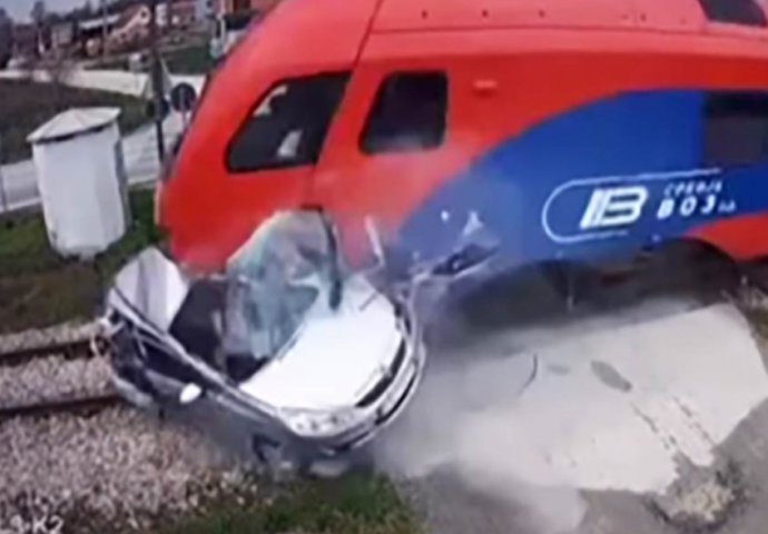 TRENUTAK KADA VOZ UDARA U AUTOMOBIL: Nije mogao da se zaustavi, gurao smrskano vozilo 500 metara
