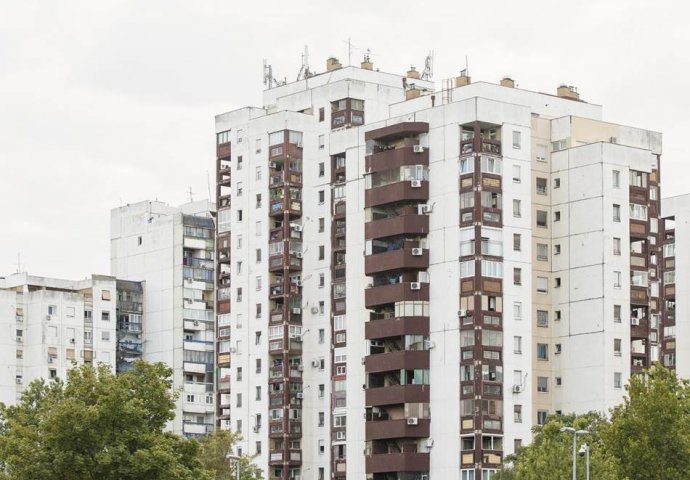 "OVAKO IZGLEDA KAD SIROTINJA U STANU OD 100 KVADRATA NEMA MJESTA ZA ..."! Prizor iz Beograda zapalio mreže