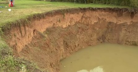 ZASTRAŠUJUĆA POJAVA NA BANIJI: Otvorile se OGROMNE RUPE u zemlji, mještani u strahu: Duboke skoro 10 metara, približavaju se kućama