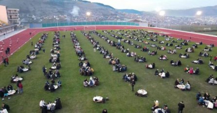 POGLEDAJTE KAKO JE BILO SINOĆ NA NAJVEĆEM IFTARU U NOVOM PAZARU KOJI JE ORGANIZIRAO RASIM LJAJIĆ (VIDEO,FOTO)